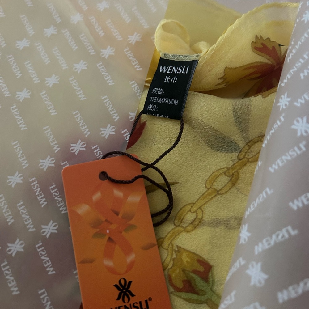Beautiful Wensli 100% silk floral design scarf.
New in box with tags. 70x20 - Picture 4 of 9